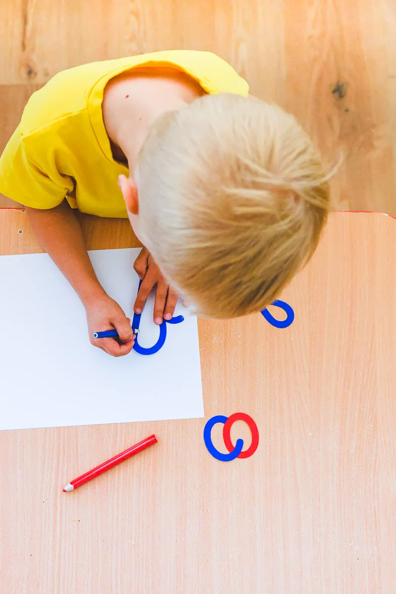 Dziecko przy pracy z pomocami Montessori