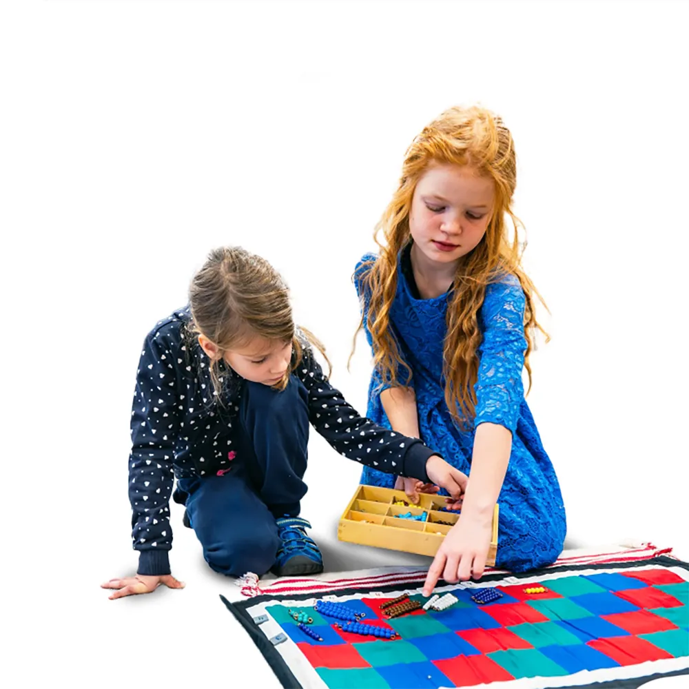 Dzieci przy pracy z pomocami Montessori